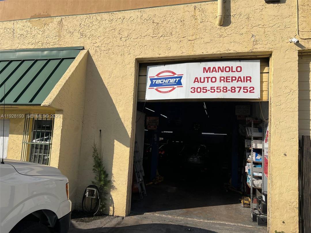 Great warehouse office flex space in an prime location right off NW 103 and Palmetto expressway near Super Walmart with easy access to Okeechobee road.