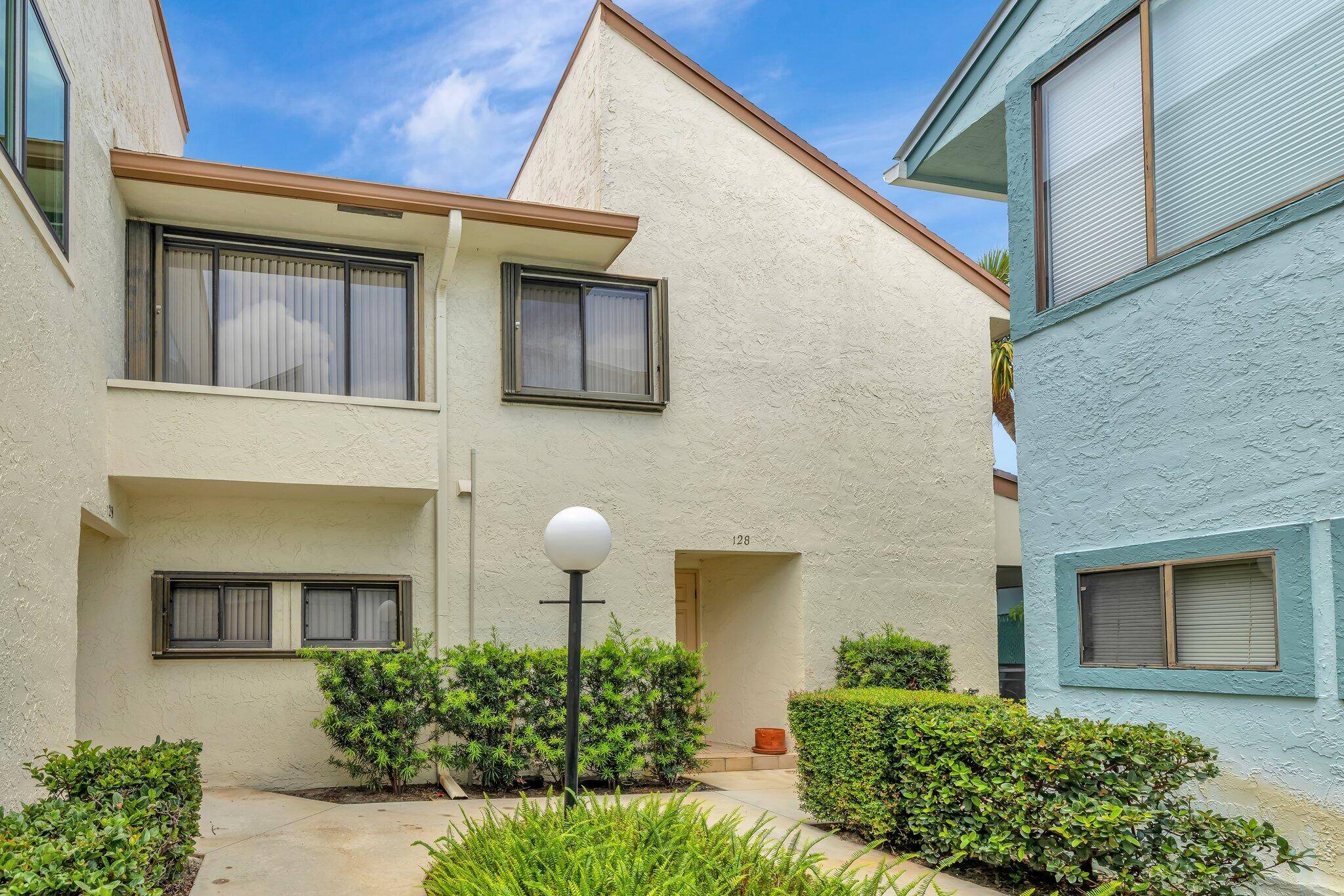 Perfect for a fist time homebuyer, needs some updating but a great townhouse to start out in.
