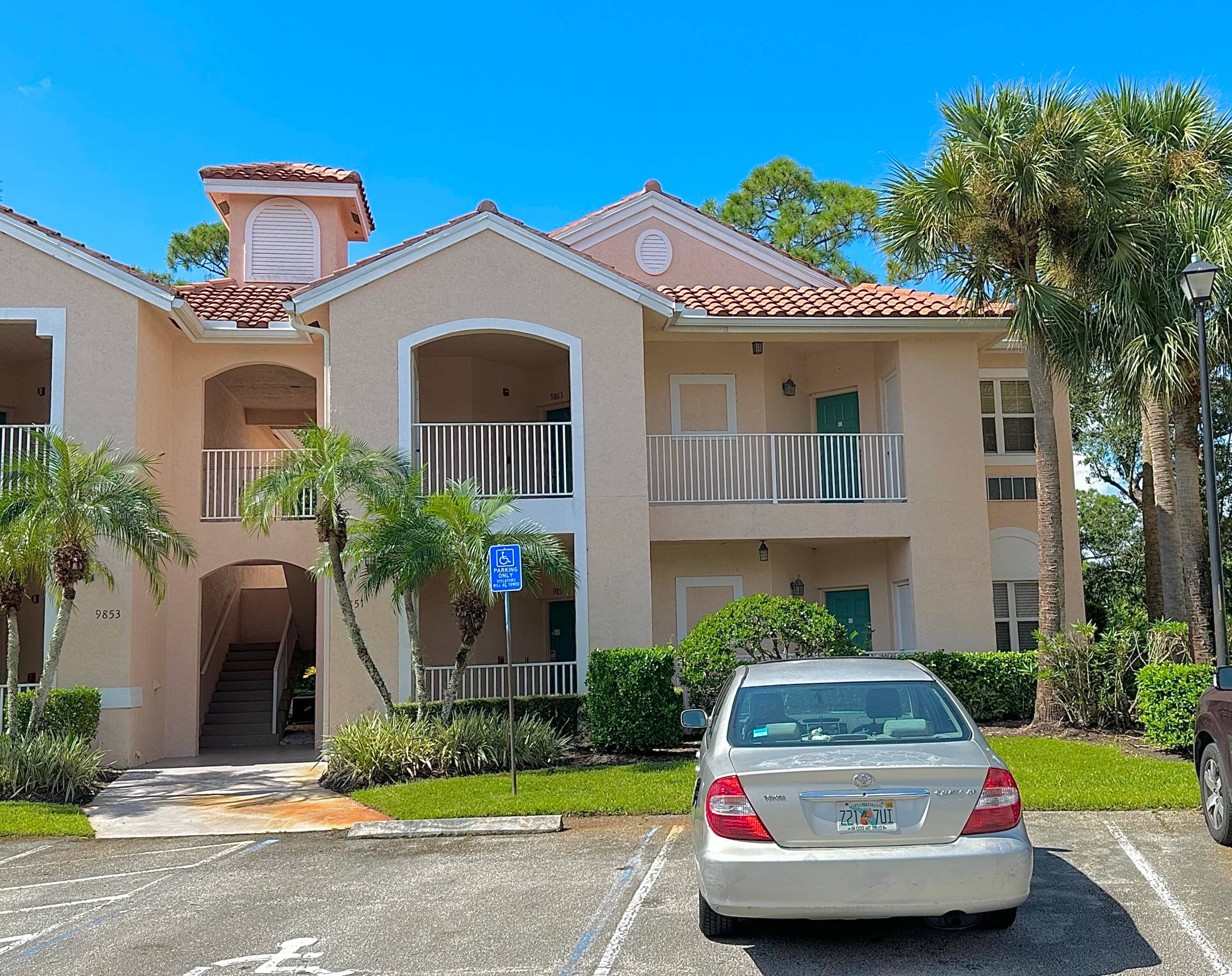 Premium location on the Lucky 13th hole of the Wanamaker golf course with a golf and mature tree view.