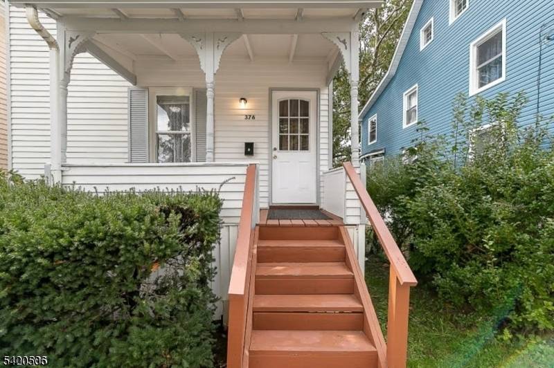 Move in ready 3 bedroom Colonial !