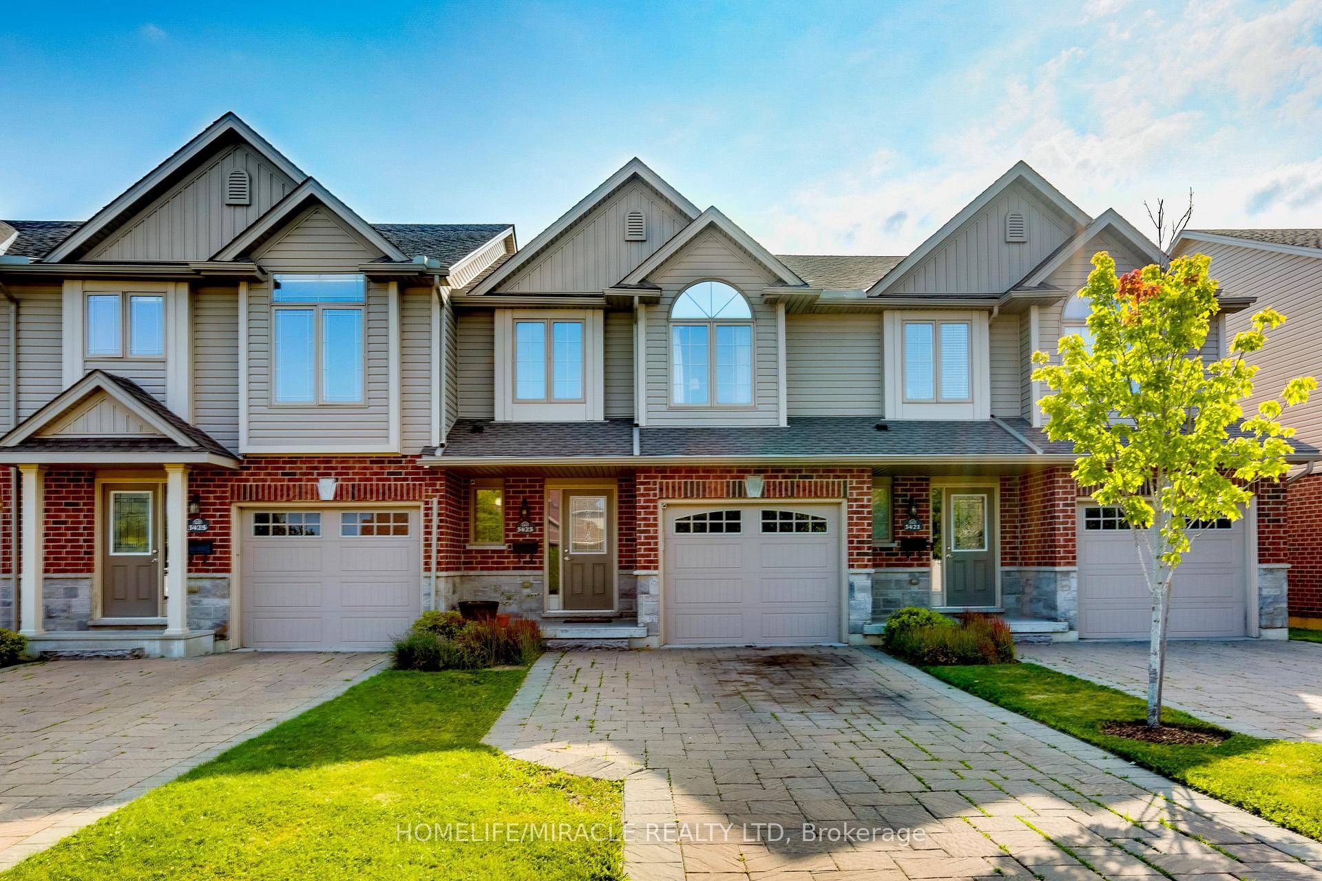 Excellent townhouse located in the sought after Castle Rock community in London.
