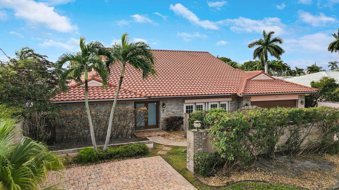 A BOATER'S DREAM ! Sought after Coral Ridge Country Club home on deep water canal, only 4 homes from the Intracoastal Waterway, with no fixed bridges to the Atlantic Ocean.