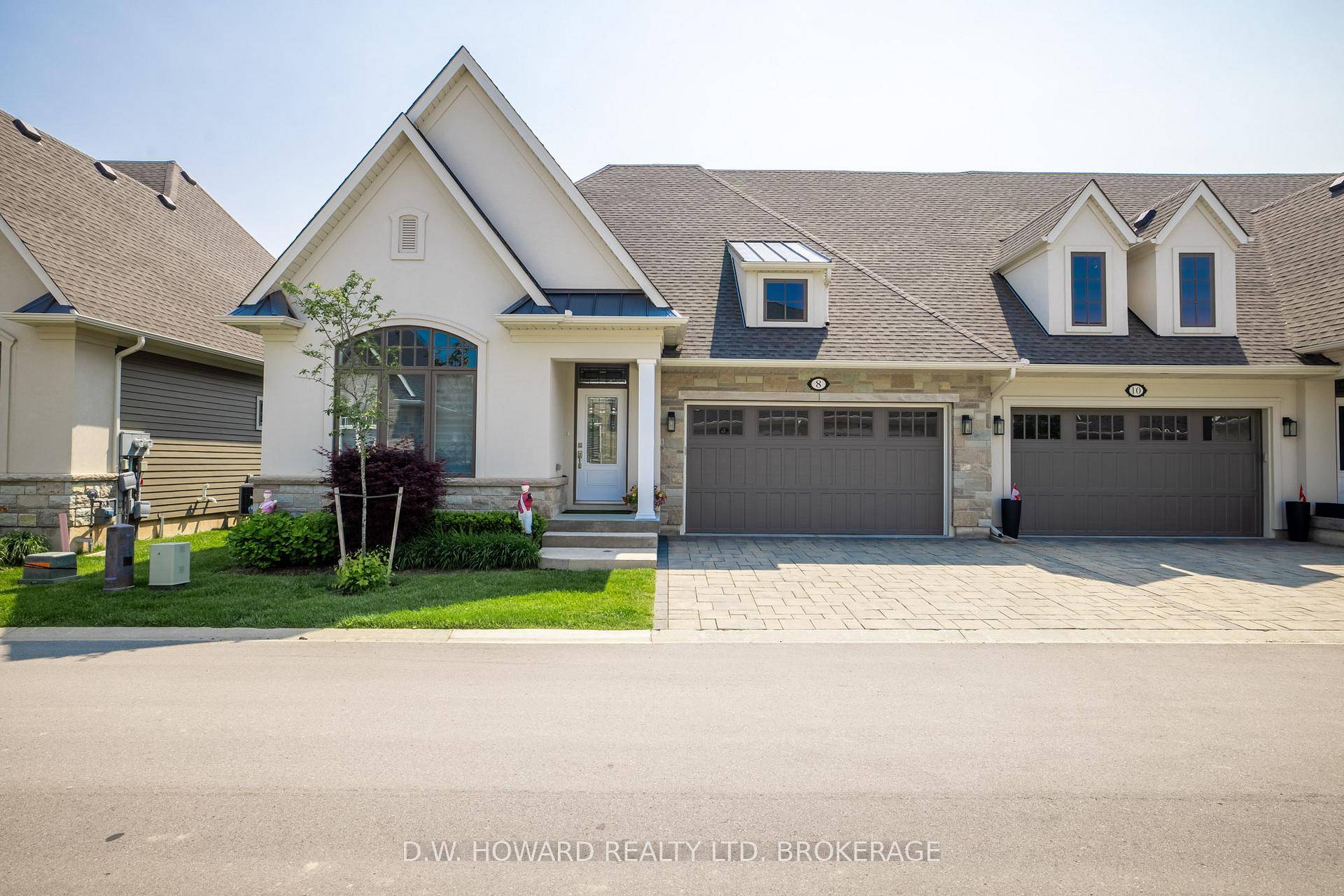 This beautiful end unit townhome is located in the exclusive Oaks at Six Mile Creek which is one of Niagara's most sought after Adult Communities.