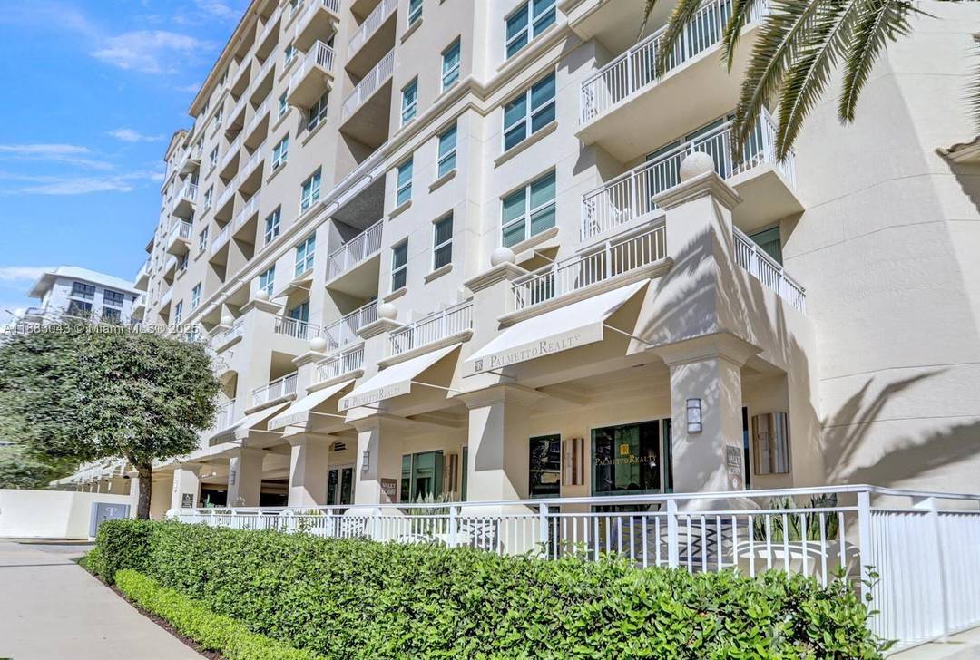 Remodeled 1 BD 1Bth condo in Palmetto Place, conveniently located in downtown Boca Raton.