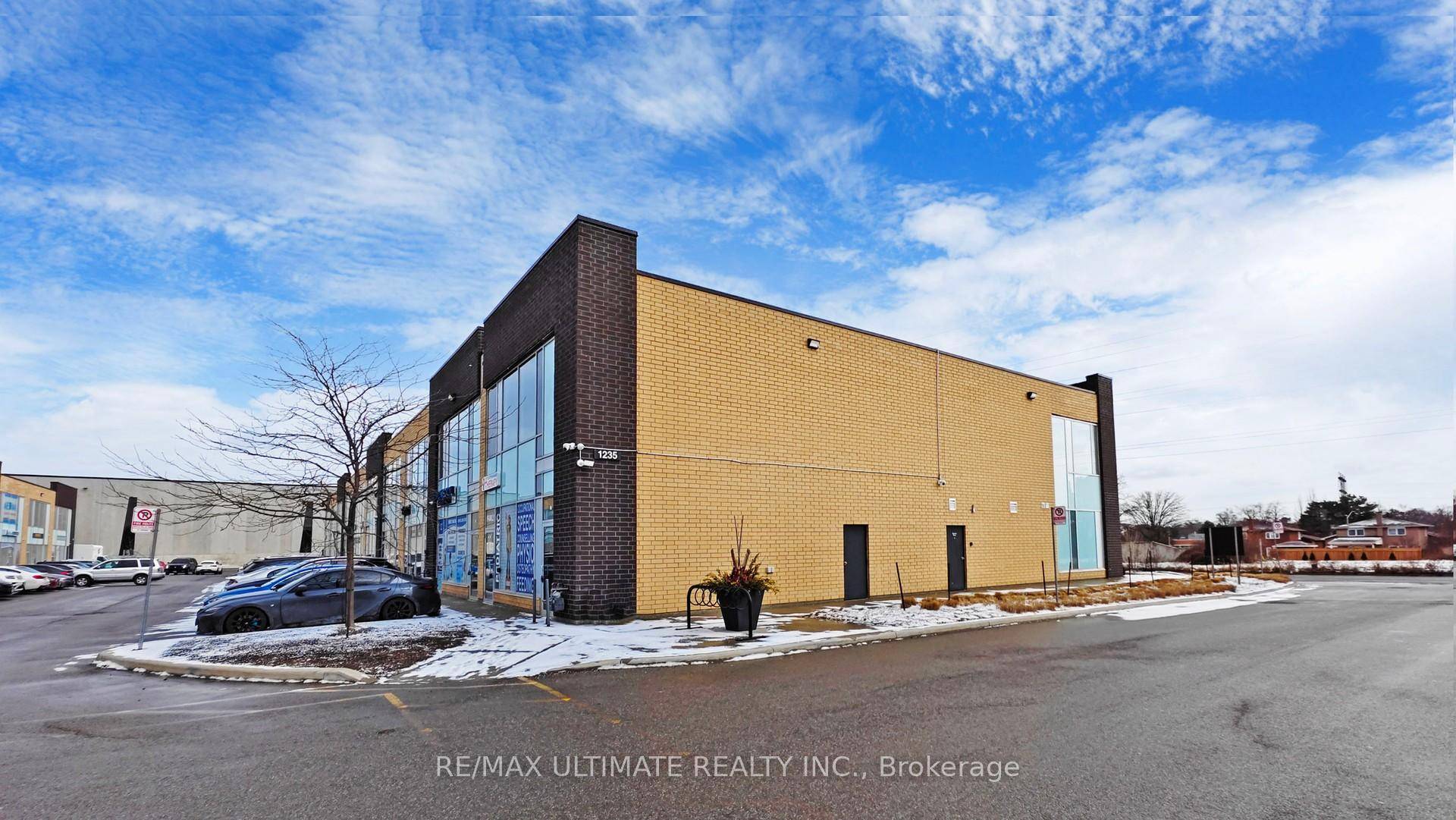 Move in ready, bright and modern office space !