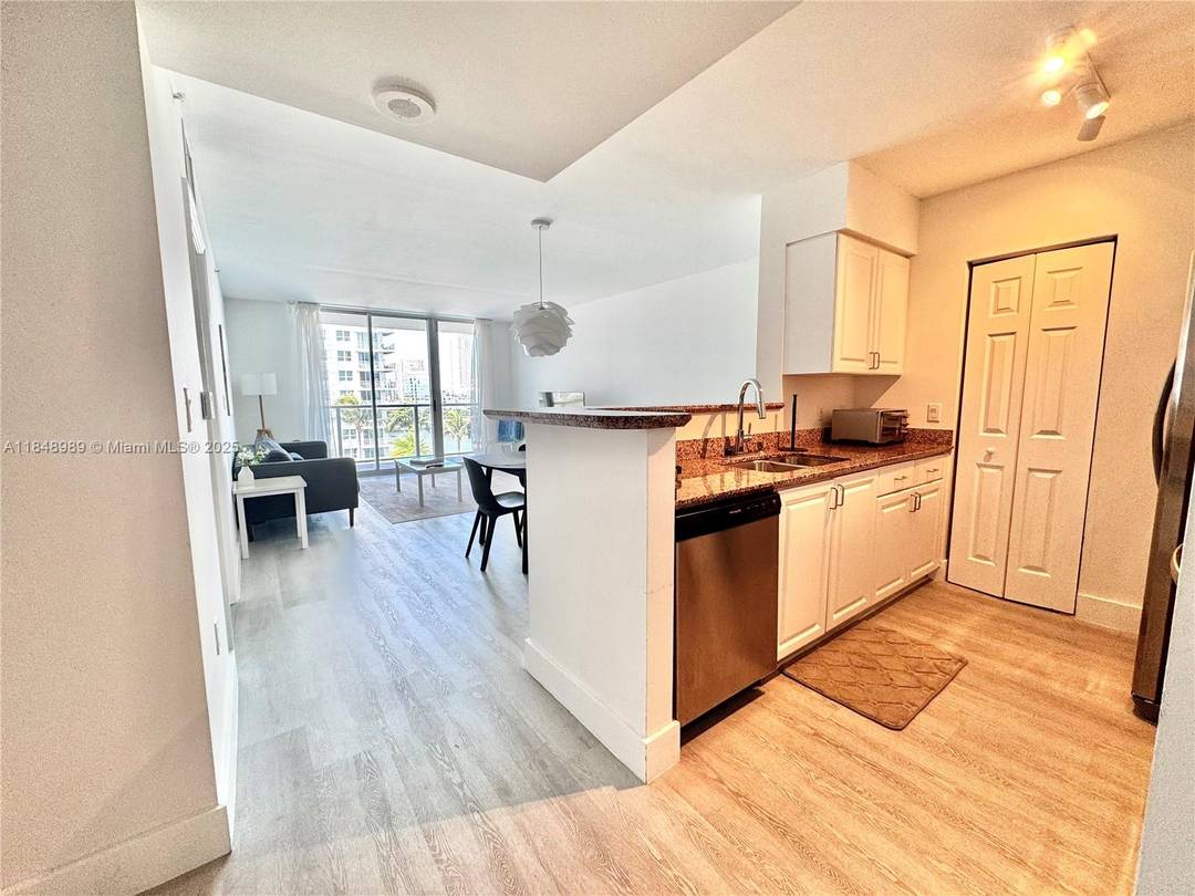 Live the Miami lifestyle in this stunning bayfront condo at The Mark on Brickell !