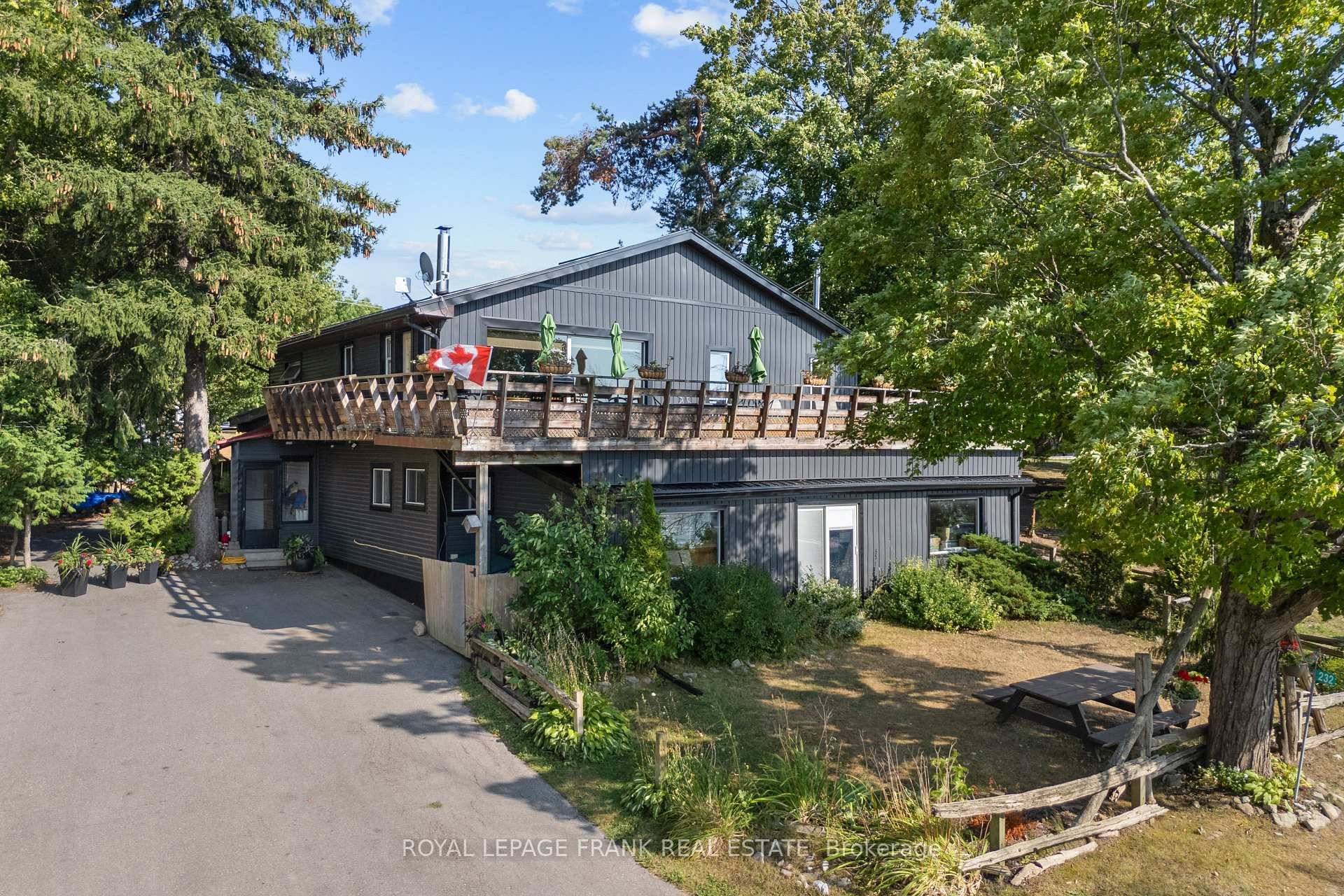 Comfortable 5 Bedroom Waterfront Retreat in the Kawartha Lakes.