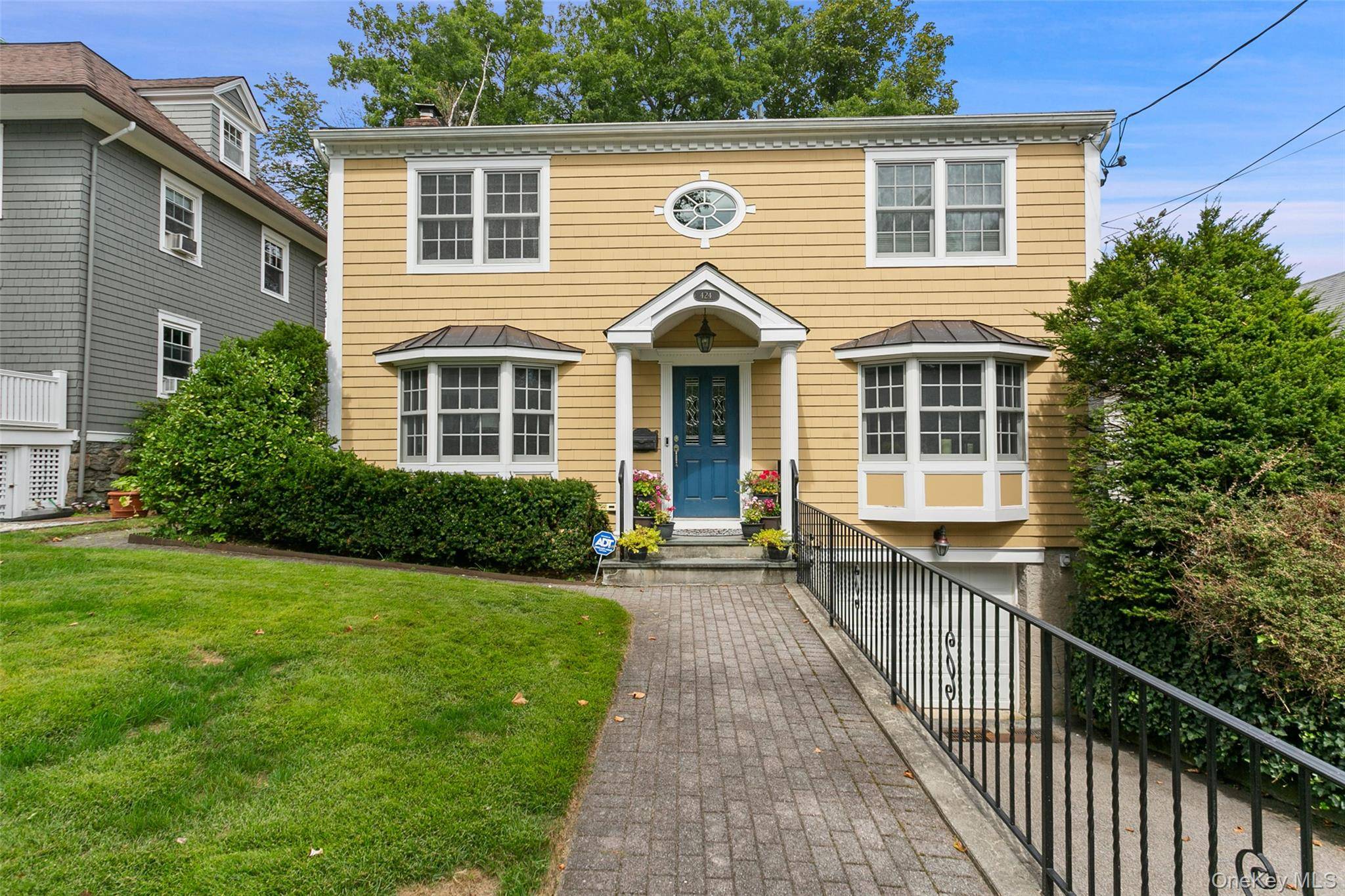 This beautifully maintained 4 bedroom, 3 bath Colonial is set in Mamaroneck s coveted Harbor Heights neighborhood, offering exceptional curb appeal just steps from Warren Park.