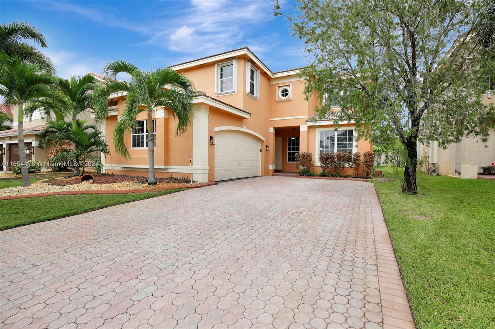 Gorgeous 5 Bedrooms 4 Baths with Screened in Pool Hot Tub.