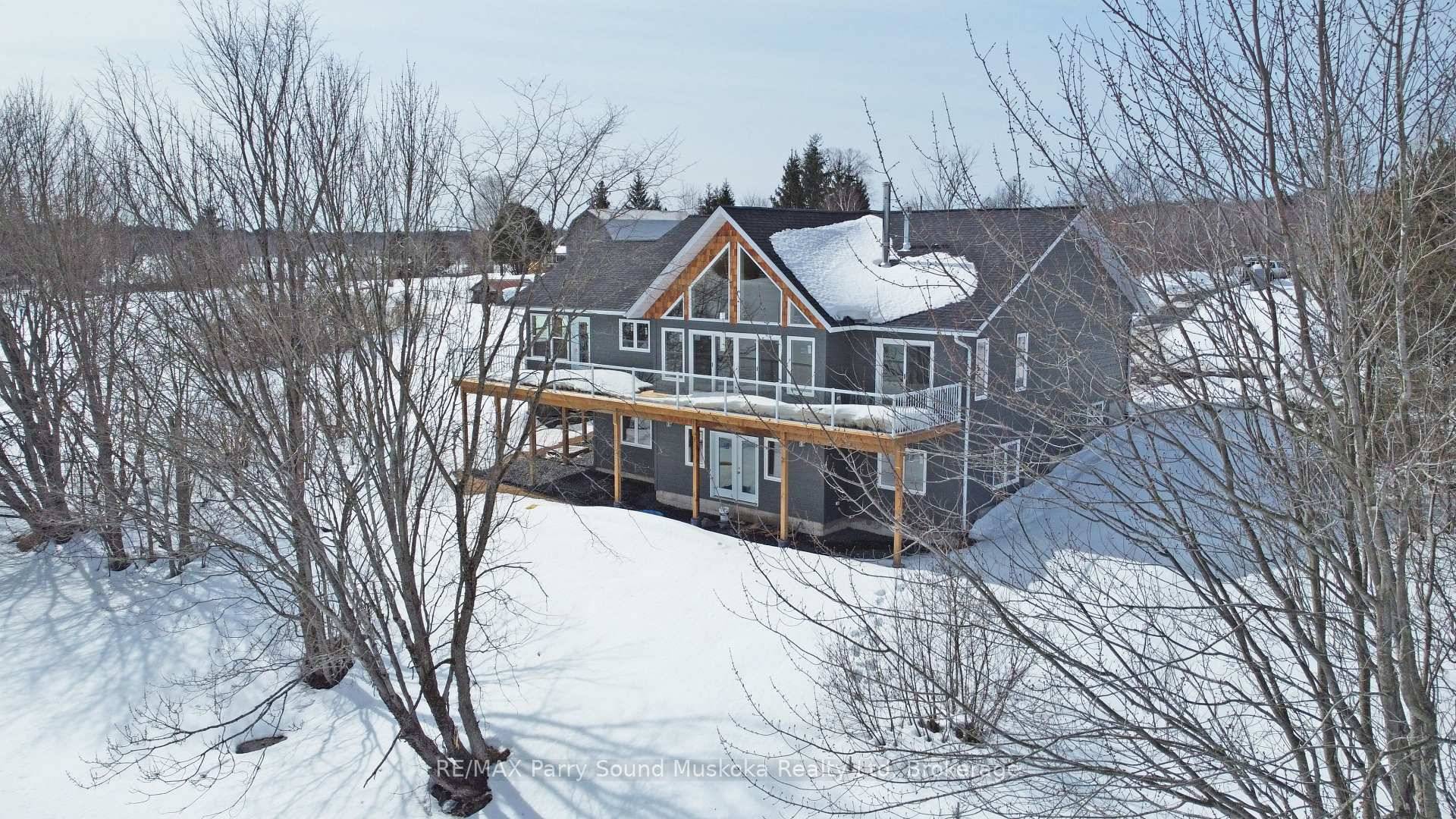 SPECTACULAR CUSTOM BUILT 4 SEASON COTTAGE on LAKE MANITOUWABING !