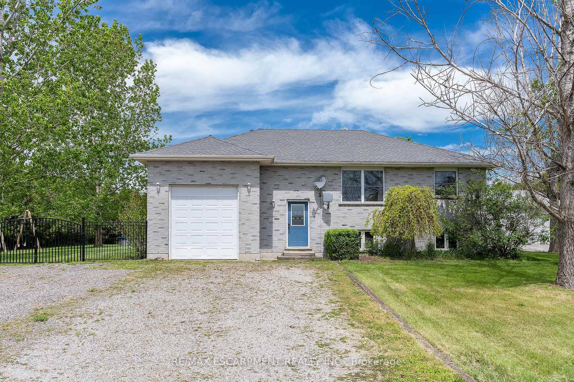 BRICK BUNGALOW WITH IMPRESSIVE SHOP, HAVE IT ALL IN THE COUNTRY !