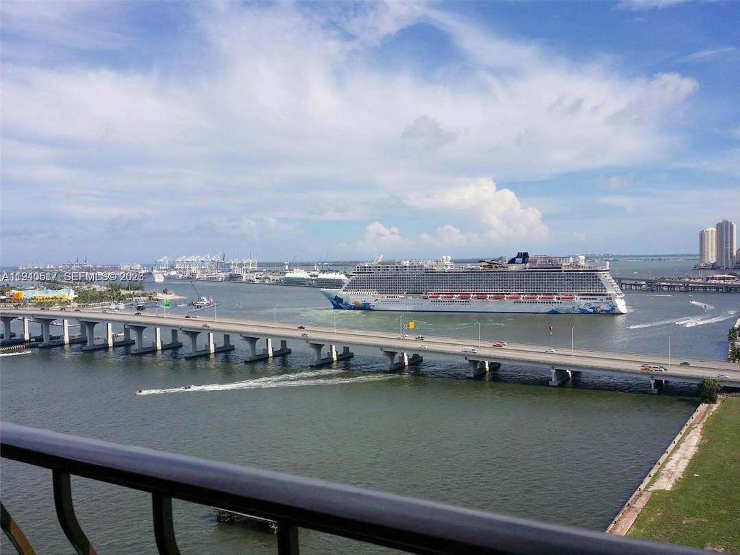 Spacious one bedroom at Venetia Condominium with stunning Biscayne Bay and Miami Beach skyline views.