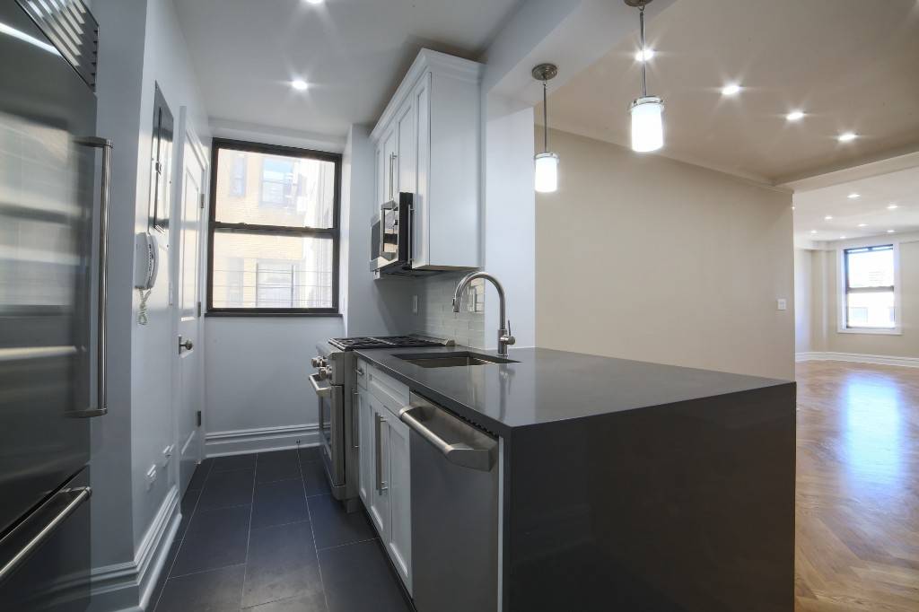 Newly renovated massive 3 bedroom, 2 bath Stainless steel appliances, sub zero fridge Dishwasher and microwave Washer and dryer 24 HR doorman Shared roof deckNewly renovated apartment located on the ...
