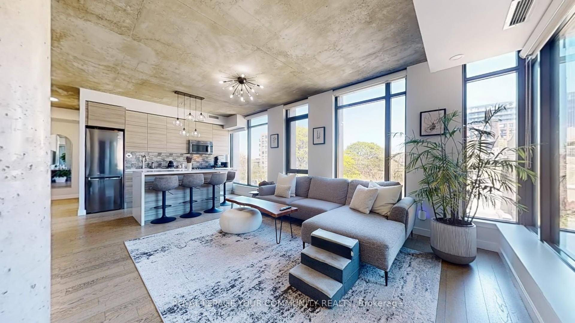 Corner suite in the heart of the King West neighbourhood !
