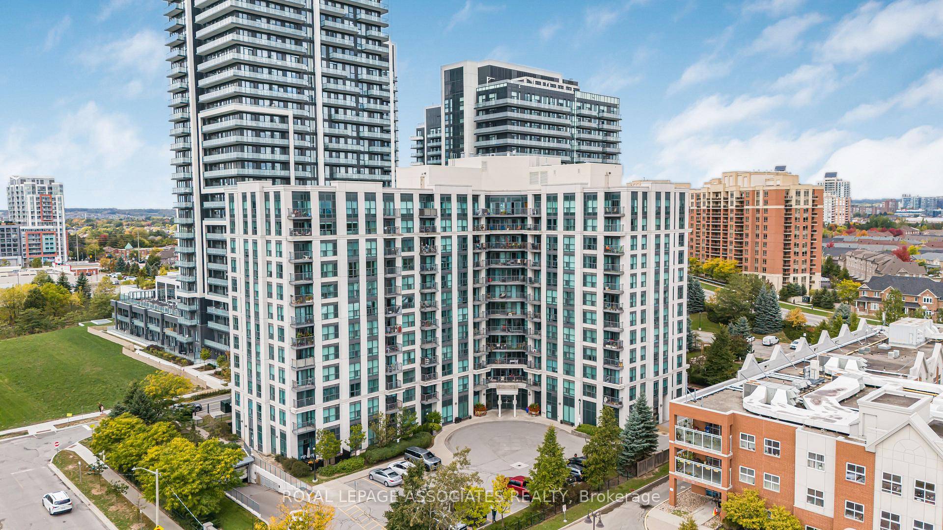 Experience upscale living in this beautifully maintained 2 bedroom, 2 bath King model suite located in the heart of Richmond Hill with a stunning view.