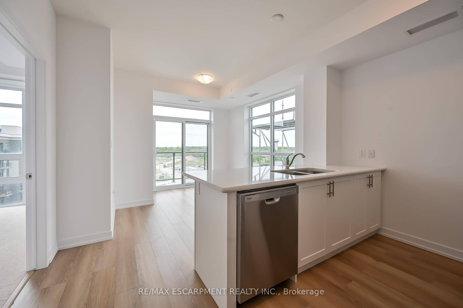 Stunning 2 Bedroom Corner Unit with Breathtaking Views Welcome to this beautiful corner unit featuring 2 spacious bedrooms and expansive floor to ceiling windows that flood the space with natural ...
