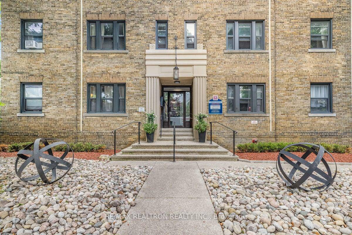 Welcome to this beautiful, bright Bachelor suite features a newly renovated kitchen, offering a blend of modern style and functionality.