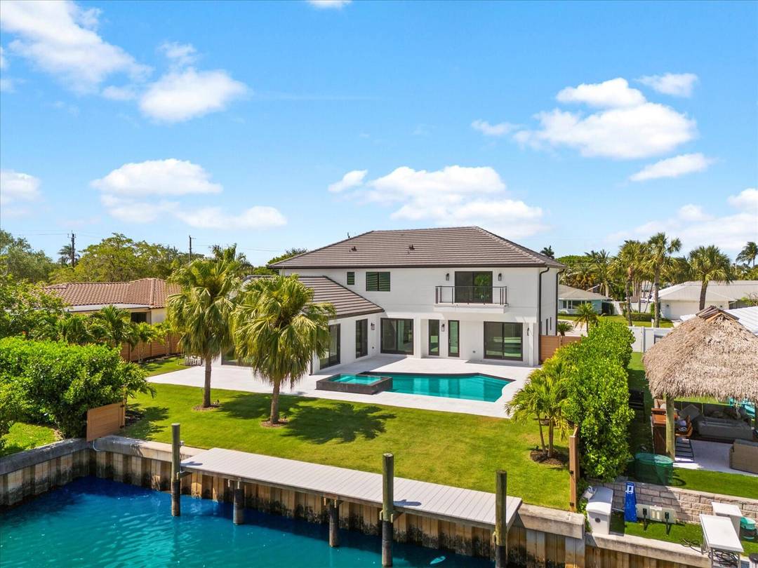 Discover waterfront living at its finest at 8 Leeward Circle, a modern masterpiece in the heart of Tequesta.