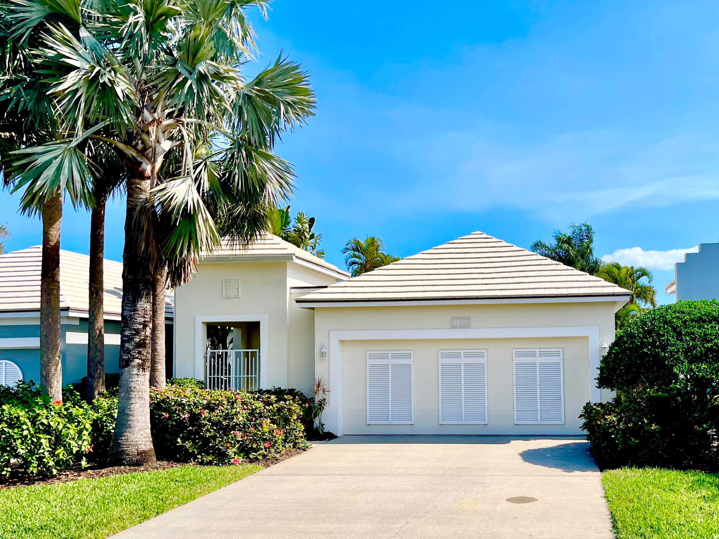 First class upscale retirement home in the exclusive Oak Harbor community.