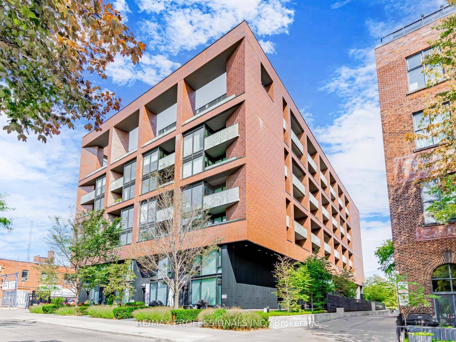 Live in one of Toronto's most sought after neighbourhoods, in a boutique building designed by renowned neo modern architect Peter Clewes.