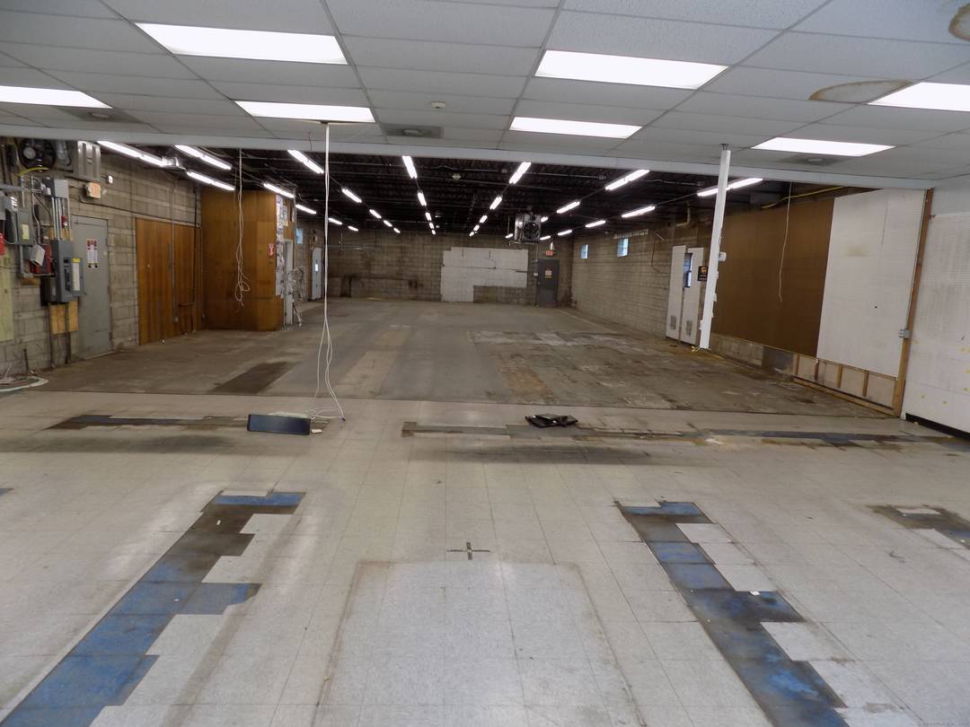 Ideal location in the heart of Farmington Ave Rt 6.