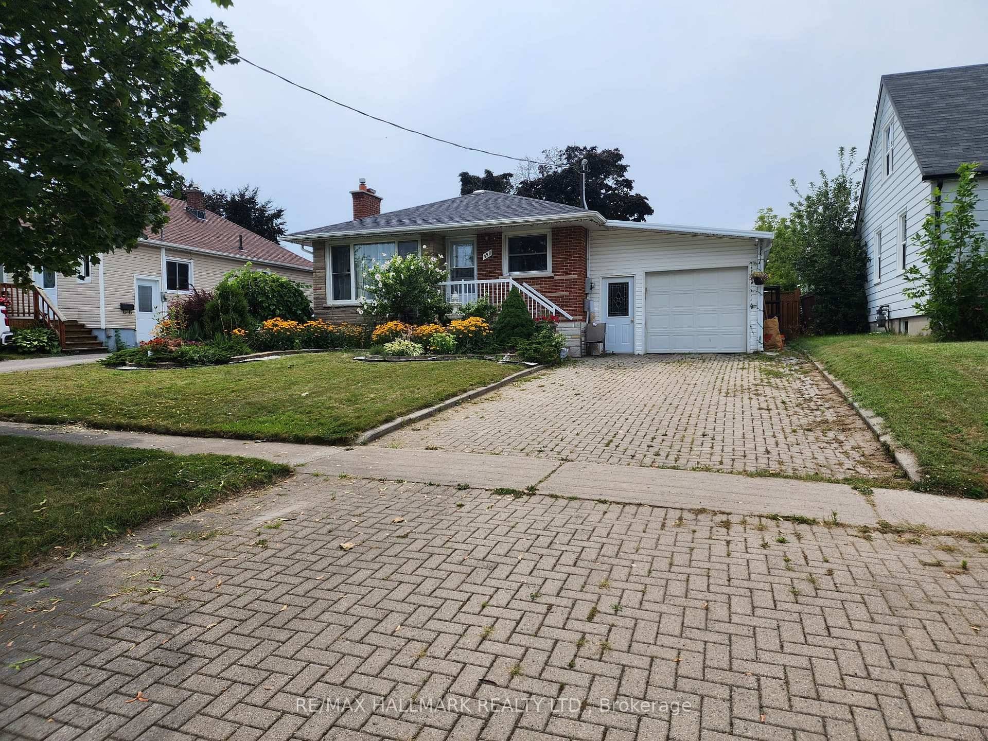 Main Floor only with Huge living Dining and a full bathroom in a very convenient Location in the Mature and Highly sought after Mclaughlin Neighbourhood, Walking Distance to School, Oshawa ...