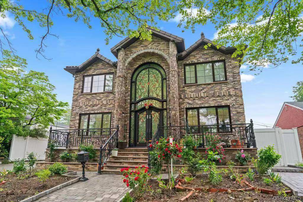 This newly constructed home offers approximately 3, 300 sq ft of living space in a great location within the New Hyde Park Garden City Park School District.