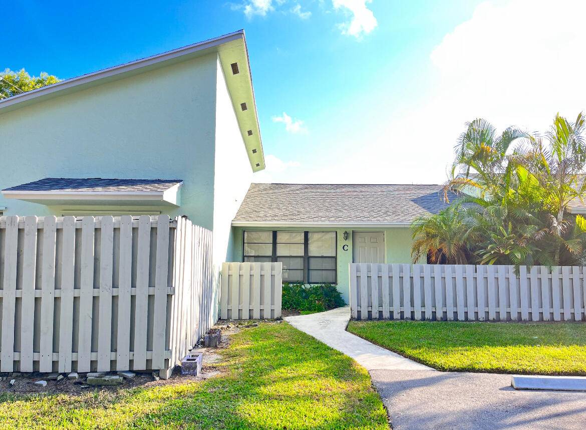 Coastal Treasure in Jupiter !