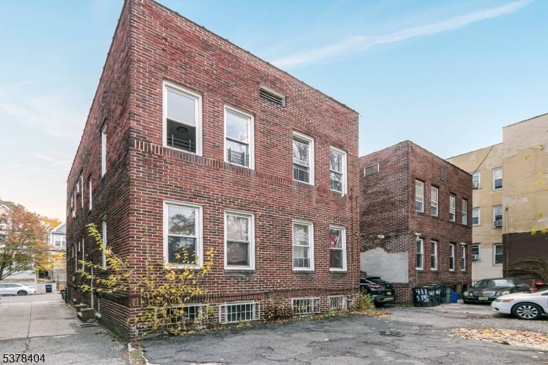 Incredible 2 Family Investment Opportunity in Newark !