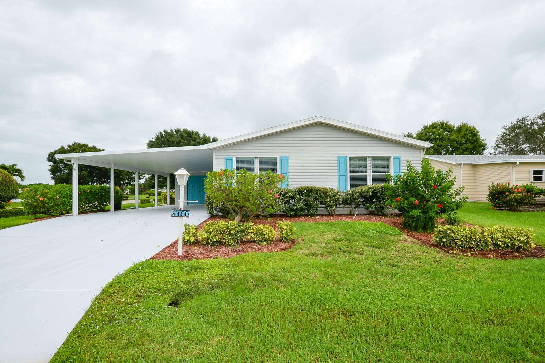 MOVE IN READY ! Savanna Club is a 55 community that is close to the beaches, shopping, dining and entertainment.