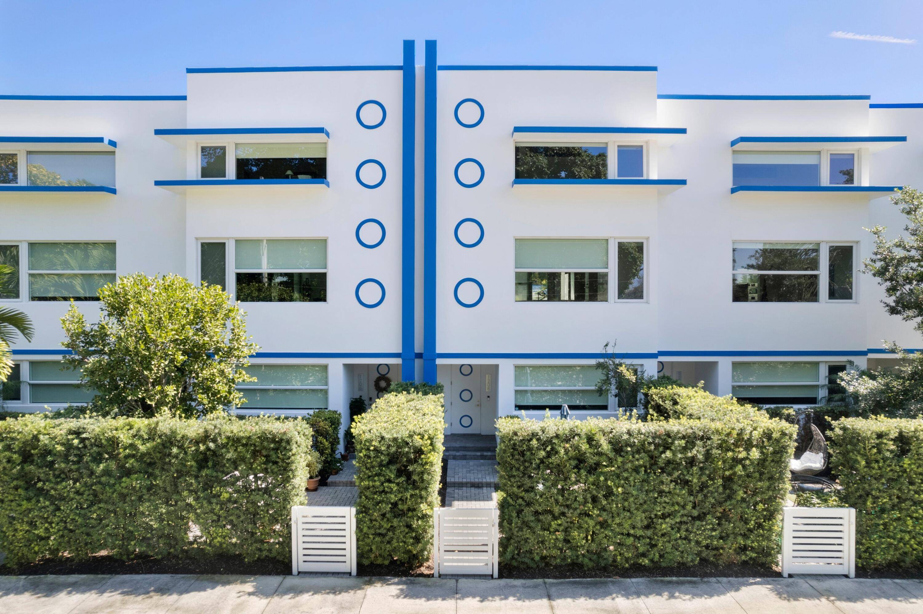 Park Slope townhomes' unit 1208 is in the Grandview Heights neighborhood, across from Howard Park, newly renovated public tennis courts, and the Armory Arts Center.