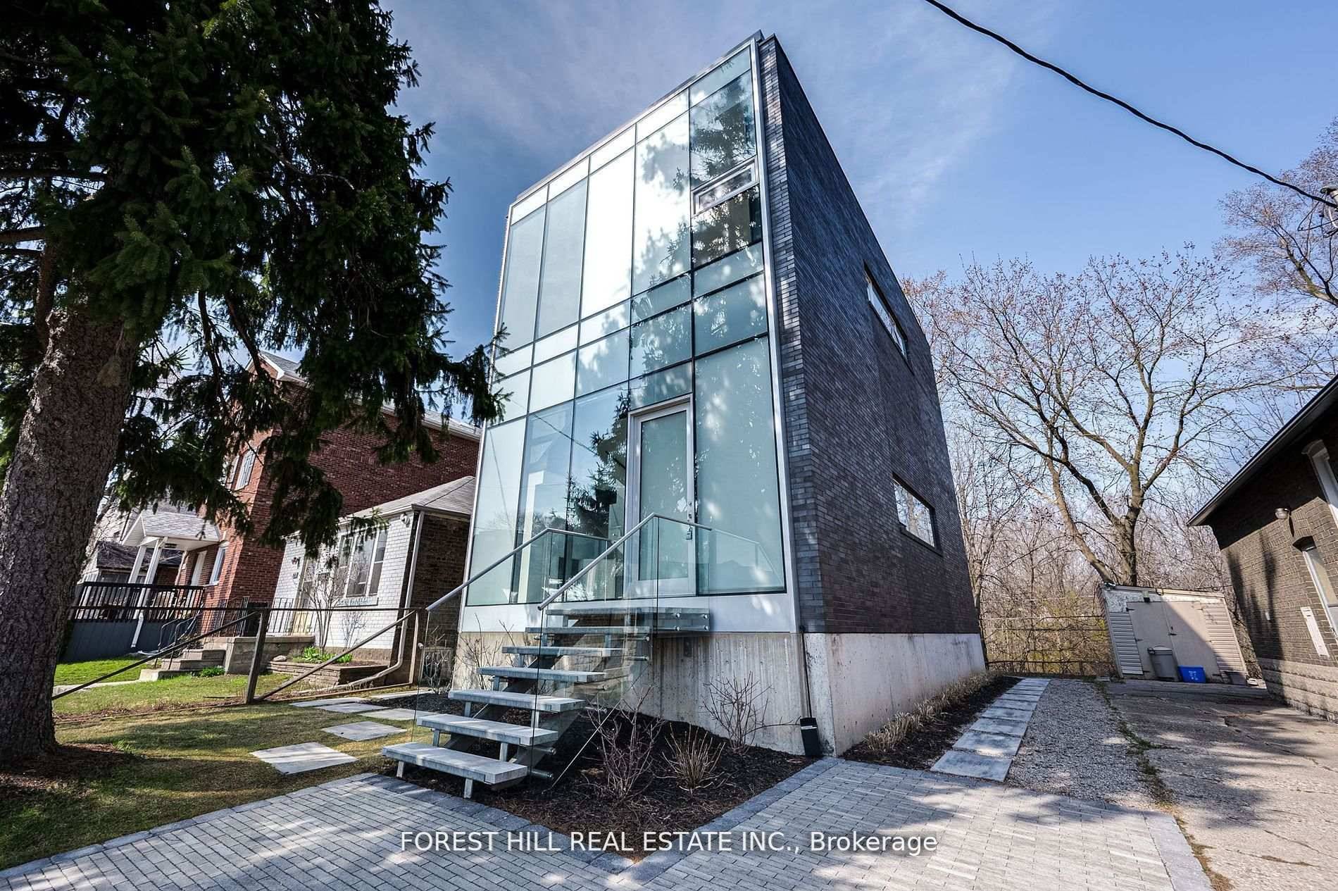 Unbeatable Value ! Ravine living in the heart of Cedarvale !