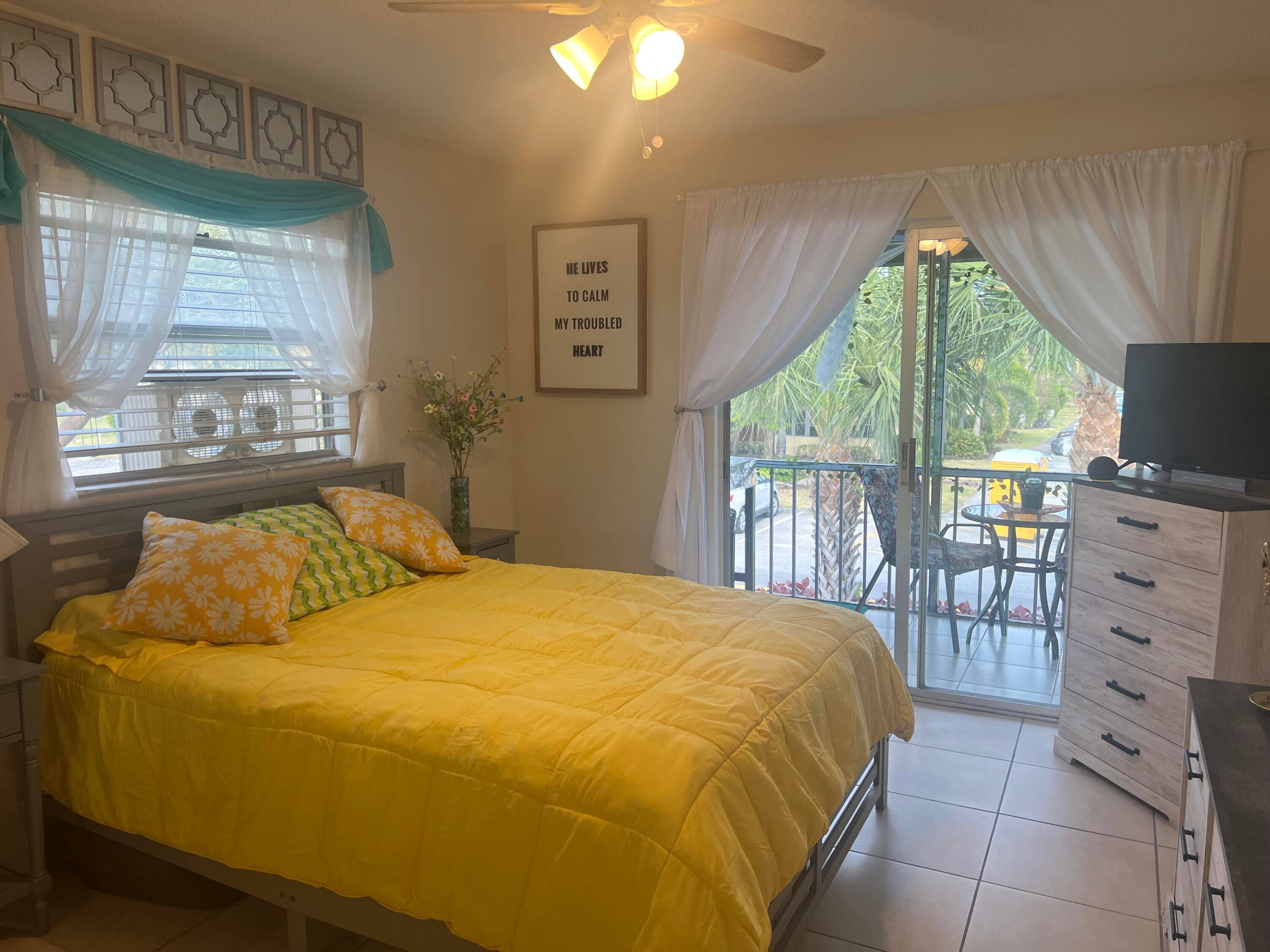 Prime Delray Location. Located in Kingspoint Miss Clean lives here Spotless.