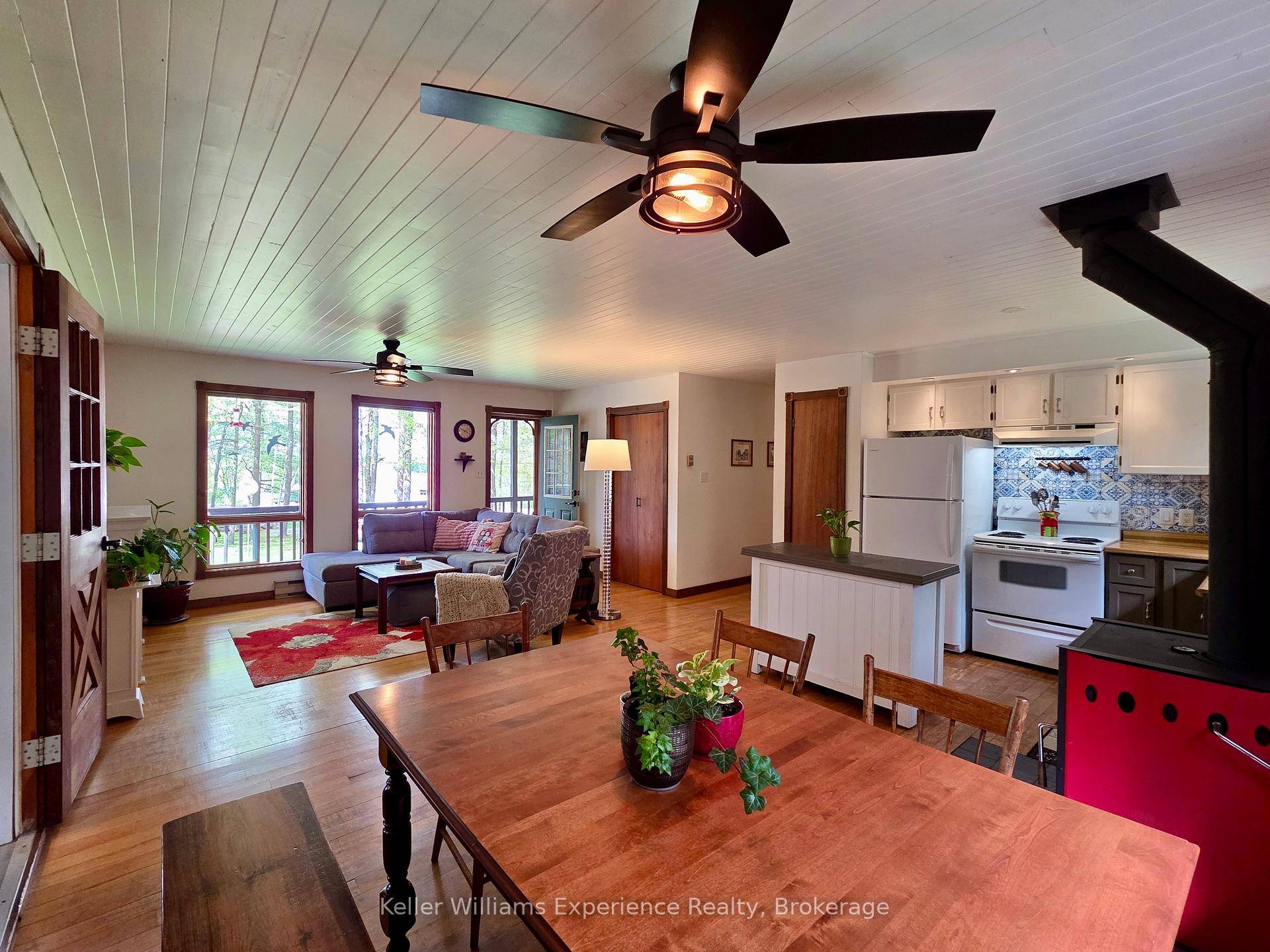 This well maintained 1025 sq ft country bungalow sits on a level 3.