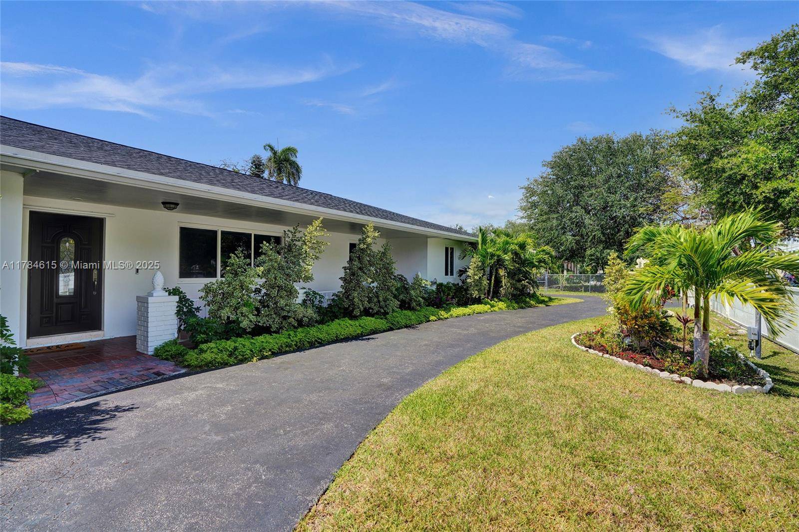 Look no further ! Walking distance to best schools.