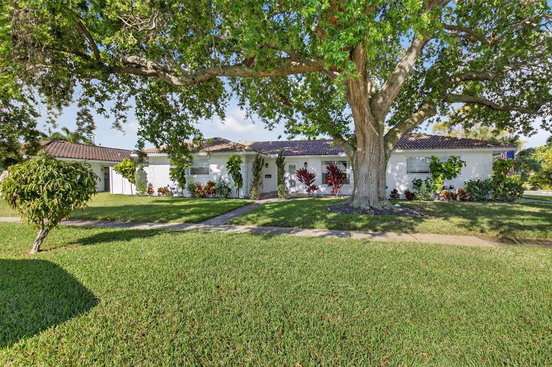 Welcome to your East Boca retreat in sought after Palmetto Park Terrace, Boca Raton.