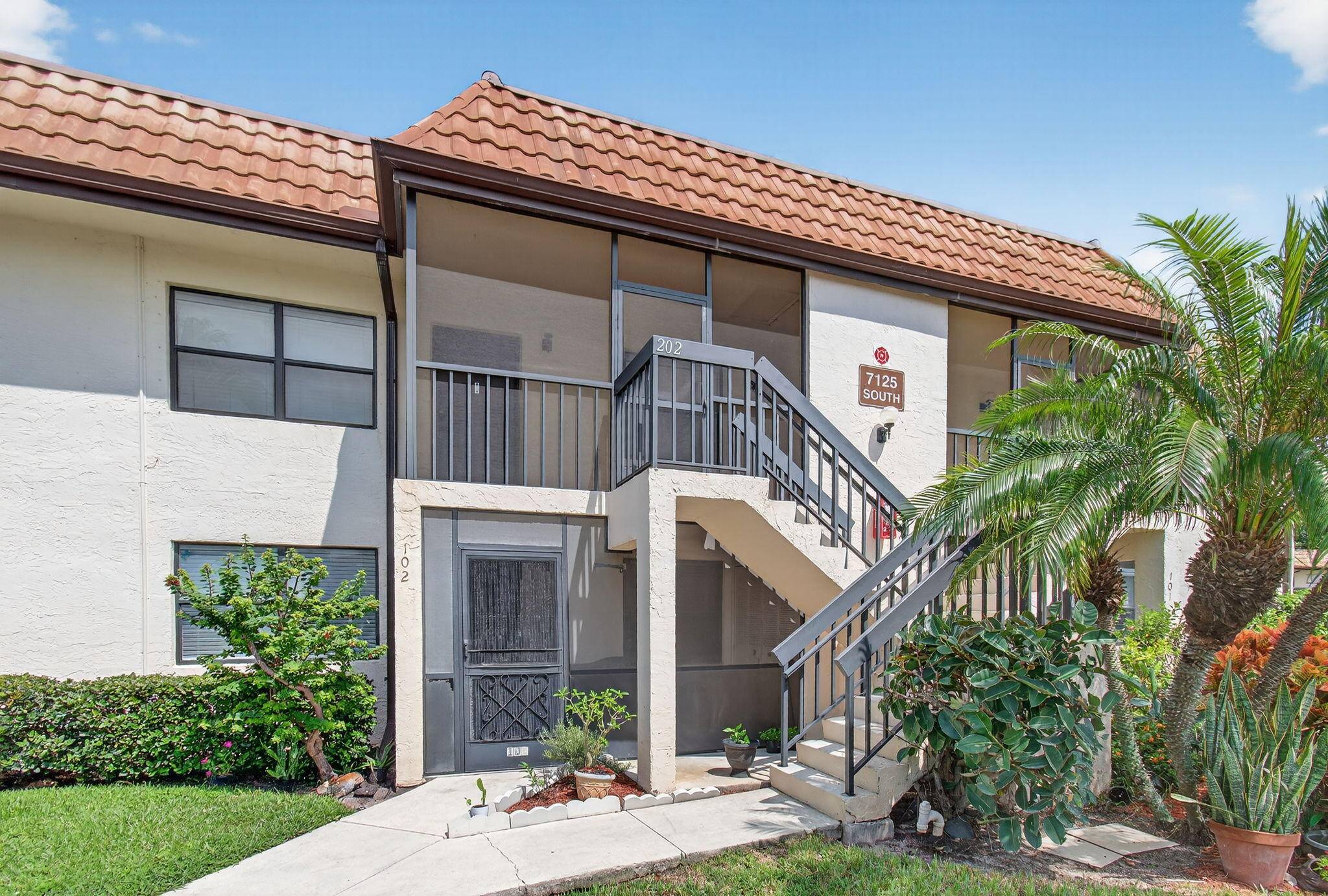 Charming and cozy 2nd floor condo in the desirable ''All Age'' section of Lucerne Lakes !