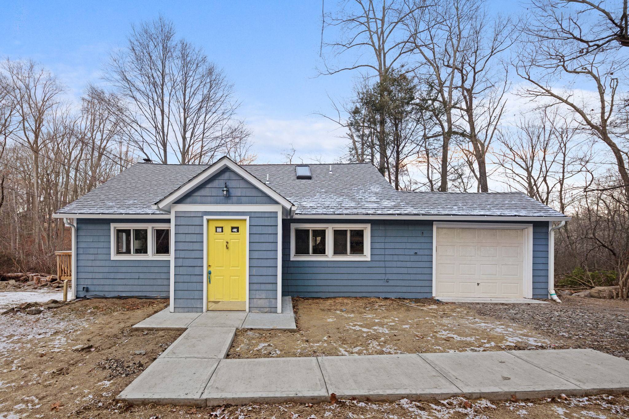 Nestled less than 2 miles from New York and just moments from the beautiful Richter Park Golf Course, this charming Cape Cod home offers the perfect blend of convenience and ...