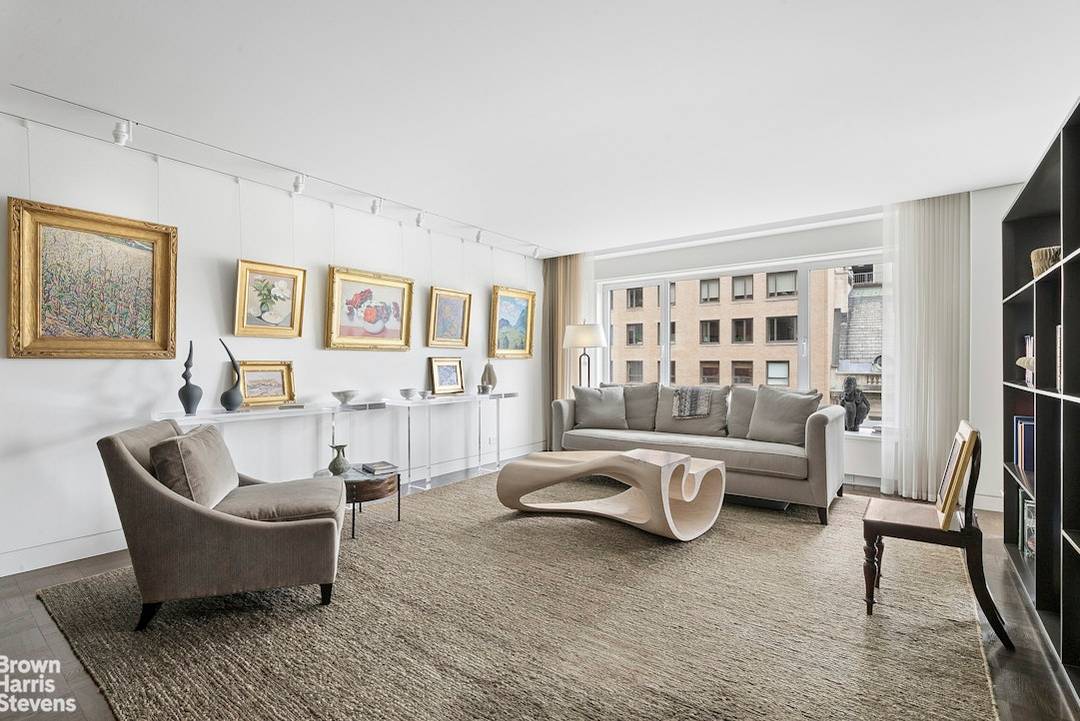 MAGNIFICENT FIFTH AVE 2 BED STUNNER It is our distinct pleasure to present Residence 7C at 1050 Fifth Avenue, a coveted address ideally situated at the corner of 86th Street ...