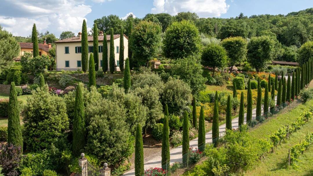 Elegant 19th-century farmhouse 10 minutes from Arezzo, high-quality finishes, lift, photovoltaic system and 9,000 m² park with olive trees.