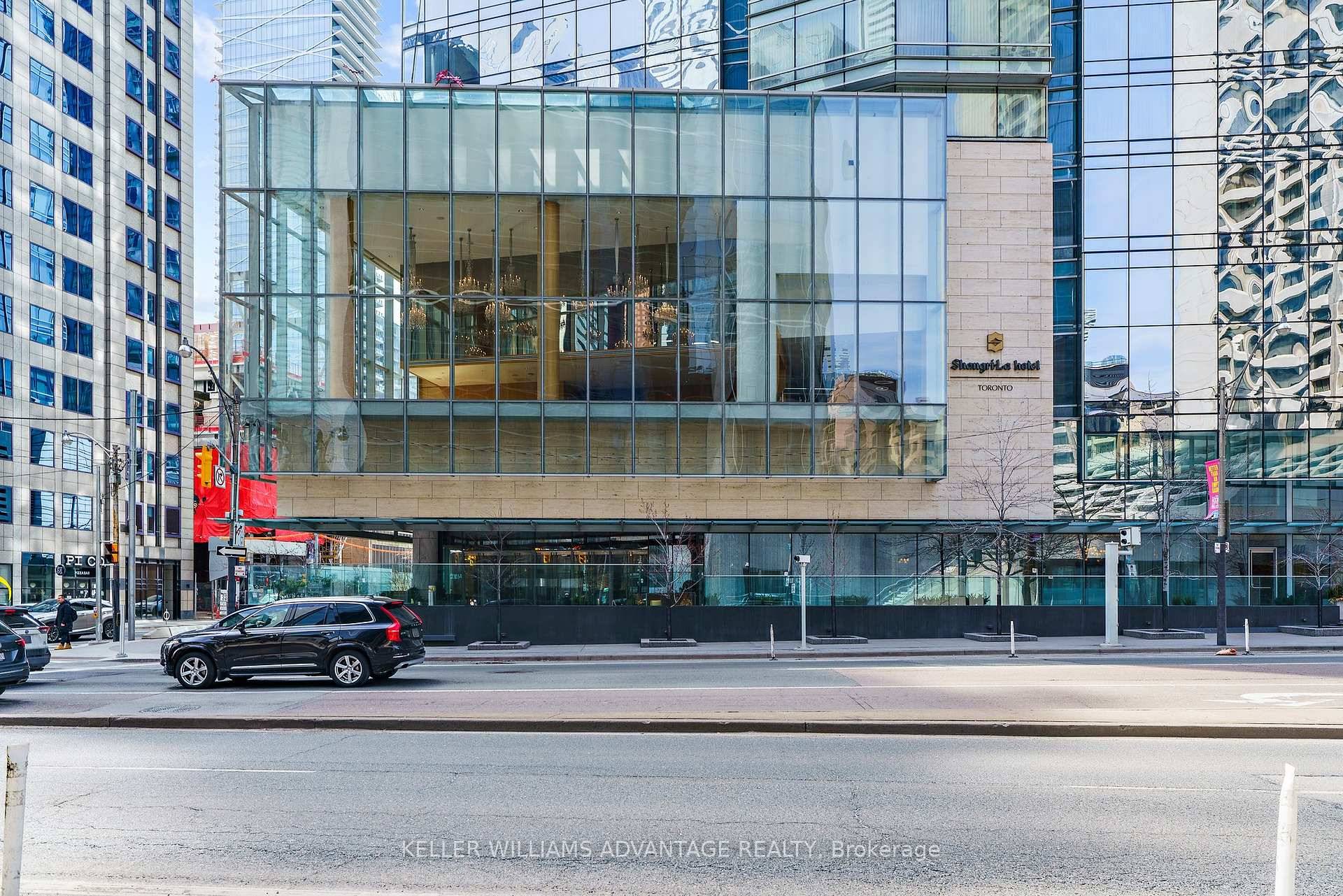 Client Remarks Priced to Sell Elevate your lifestyle at the prestigious Shangri La Residences Toronto.