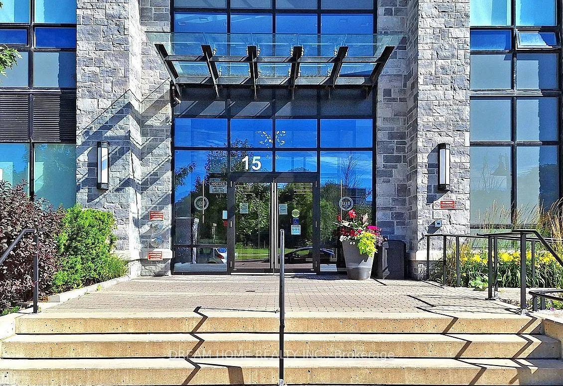 Remarkable Bright amp ; Spacious South Facing 1 Den Unit, In High Demand Uptown Markham !