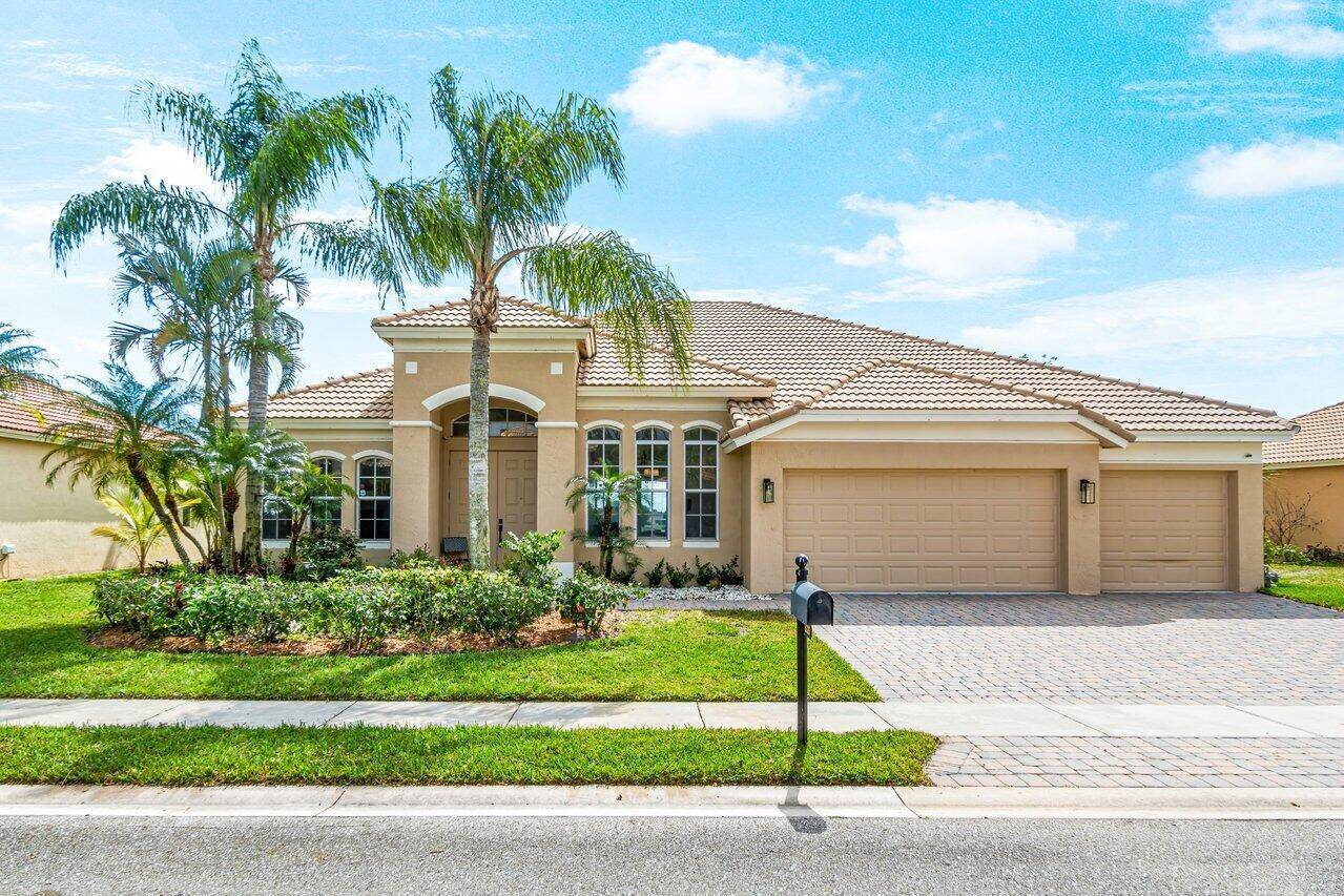 SHORT TERM RENTAL ! Welcome to your LUXURIOUSLY DESIGNED Florida home !
