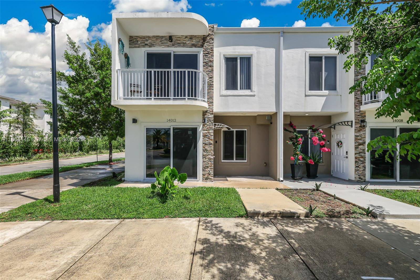 Move in ready townhouse in the heart of Homestead !