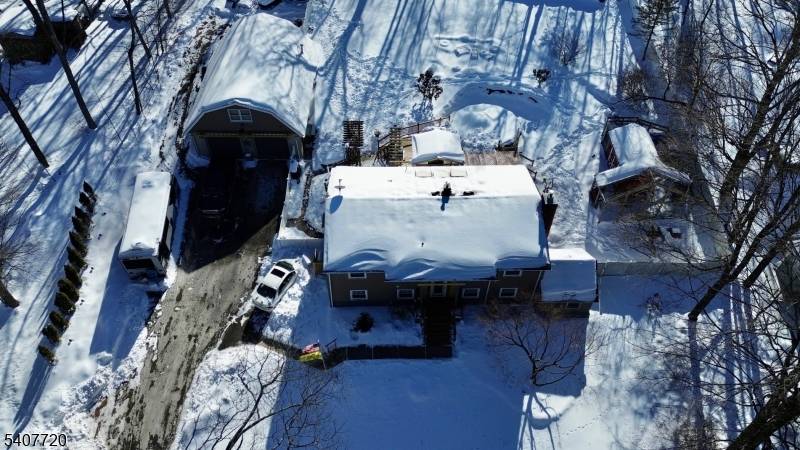 This updated 2500 sq ft bi level is located on a dead end street in a sought after lake community.