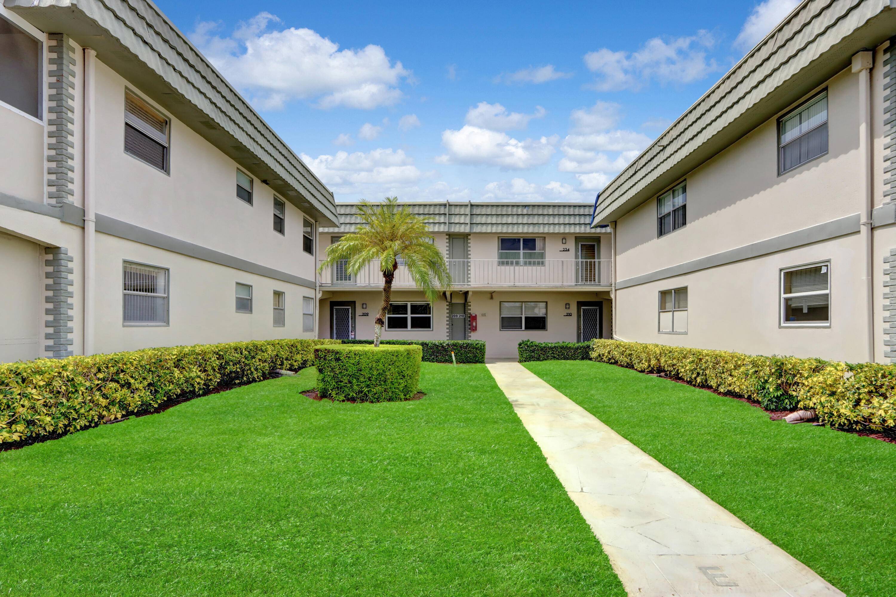 This beautifully updated 1st floor 2bed 2bath corner unit in 55 Kings Point.