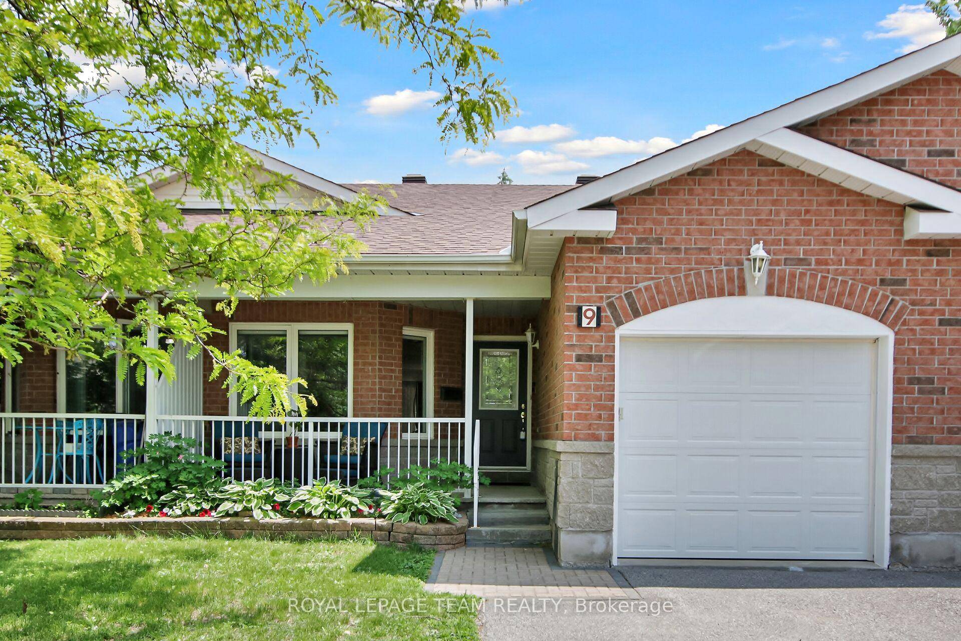Charming Adult Lifestyle Bungalow in Kanata Lakes !