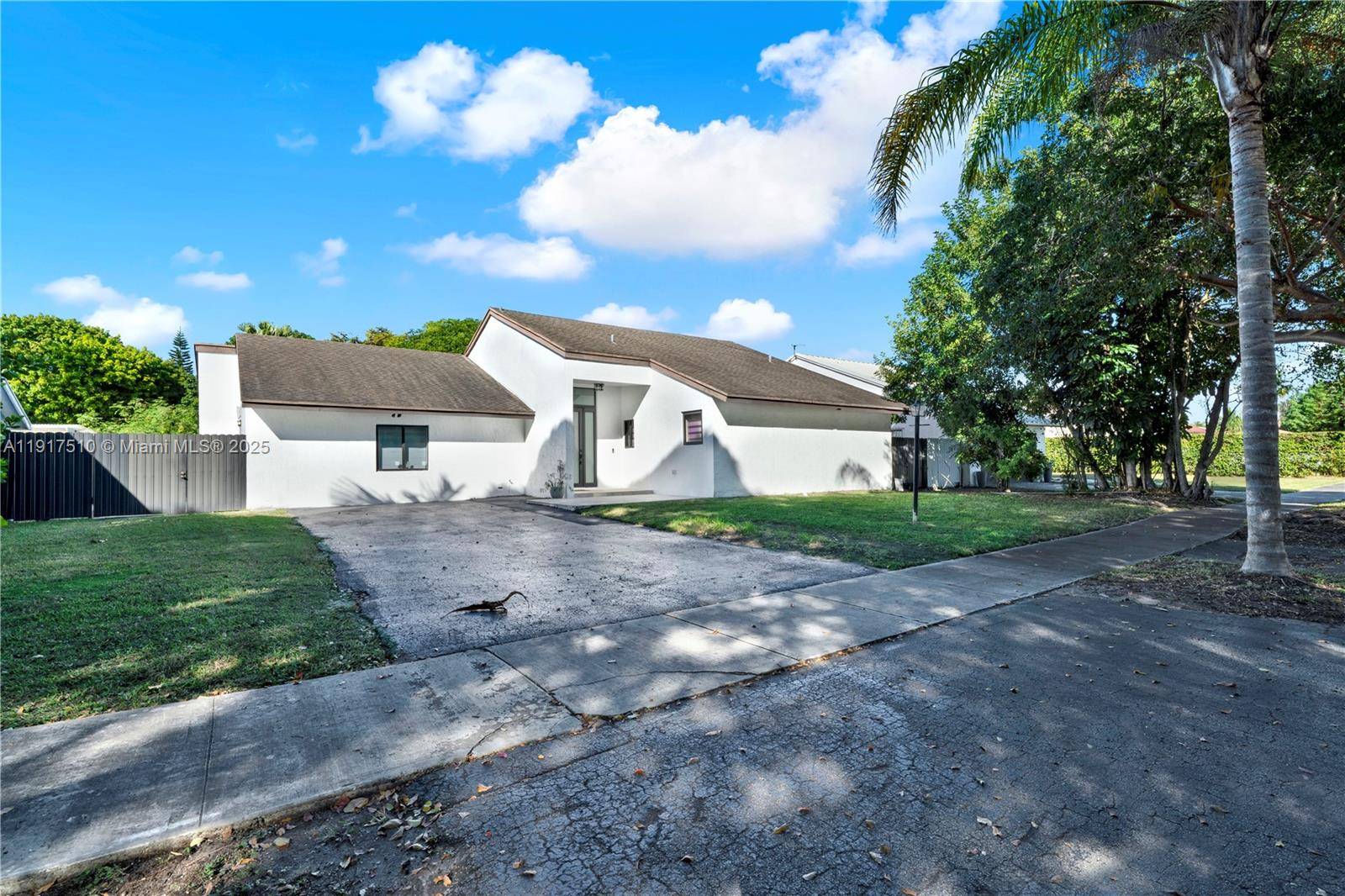 This amazing property in the heart Kendall offers incredible versatility, perfect as a multigenerational family home or an income producing investment.