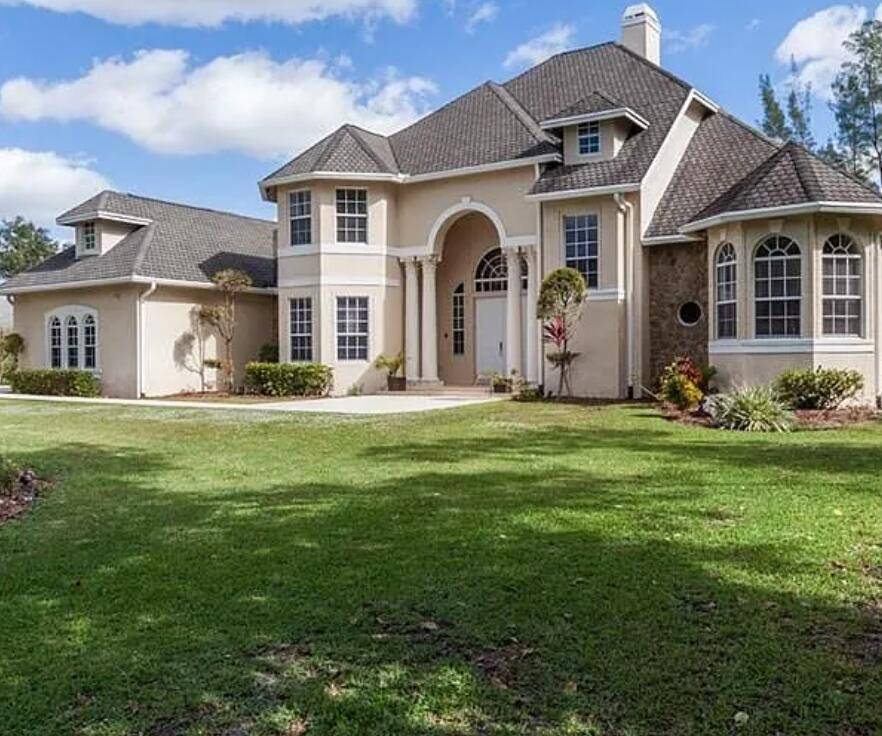 Welcome to this beautifully maintained 6 bedroom, 3.