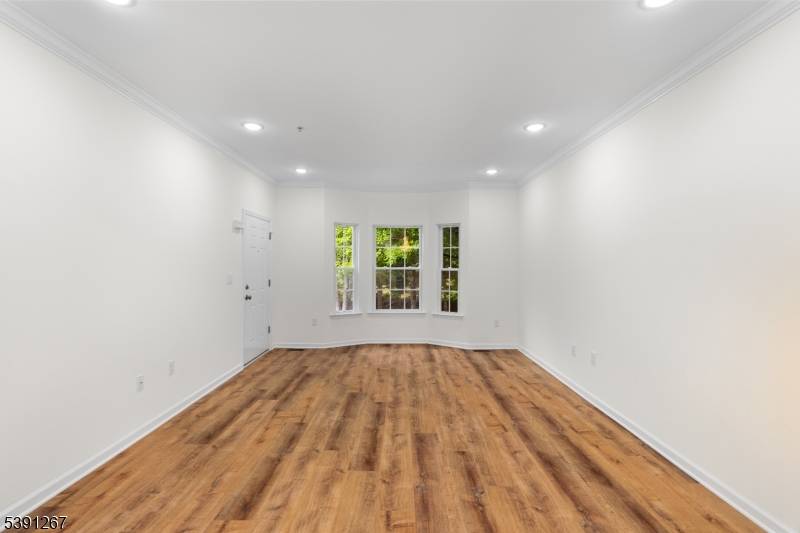 Stunning fully 2025 yr renovated Brand new condo in Birch Glen Community 2 beds, 2 full baths, and a fully finished bsmnt.